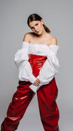 Camille Schneyder Instagram - Alors, c’est qui le meilleur chanteur de la bande? 😂