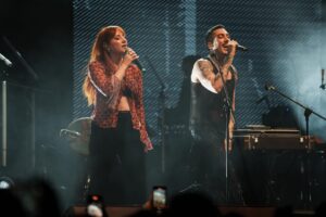 Can Bonomo Instagram - Yeni albümümüz "Kara Konular"ın ilk konserini çaldık dün akşam. Benim güzel ekibim, canım ailem; her aklıma eseni yapmama olanak tanıdığınız ve her şeyden önce bana inandığınız için size çok teşekkür ederim. Ellerinize, gönlünüze sağlık. Var olun ❤️‍🩹 Daha dumanı üzerinde şarkıları hep bir ağızdan, ezbere söyleyen Rock'n Rolla dostlara ve şeflerime teşekkür ederim. Sizinle güzel bu şarkılar. Eksik olmayın sakın... ❤️‍🩹Canım Mabel, Sevgili Nova, yıllar sonra ne kadar güzel hatırlayacağız bu geceyi. Canımıza değsin. ❤️‍🩹 Nice güzel şarkılarla, nice güzel konserlerde gülüşmek üzere! Teşekkürleerr, teeeşekkürleeerrr... 🏴‍☠️📸 : @stormlit