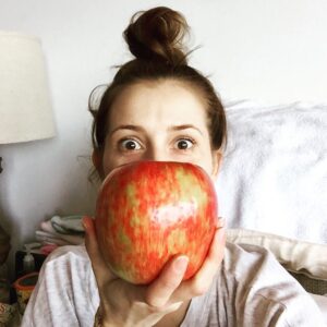 Candace Bailey Instagram - Regular 🍎, tiny head, or normal head, giant 🍎