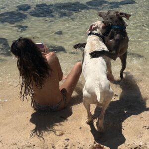 Candela González Instagram - Tiene que ser aquí……. #romeotana #cristi #javi #islita
