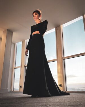 Candela Serrat Instagram - Goyas 37 Edición ✨ 

Qué Viva el Cine Español! 
 
Gracias @academiadecine por ser mucho más que solo esta noche, pero organizar esta velada para celebrar la gran fiesta de el cine español entre tantos amigos y tanto talento. 

Gracias @aliciaruedaatelier por prestarme la cremallera más querida del mundo. 
Y a un súper equipo @valytyplace @joyasvintage @lodishoes 
🧖🏻‍♀️ @marianebrera @beautyexpertlancome 
@robertosiguero @lancomeofficial @lorealspain @angelanavarroofi 
💆🏻‍♀️ @thebeautyconcept 
💅 @serendipia_creativenails 

@gestmusic @carlodursi @dypcomunicacion BRAVO! 👏

#quevivaelcineespañol #Goya2023 #happythankyoumoreplease

Ilustración de @dressbyyes 💥