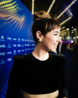 Candela Serrat Instagram - Goyas 37 Edición ✨ 

Qué Viva el Cine Español! 
 
Gracias @academiadecine por ser mucho más que solo esta noche, pero organizar esta velada para celebrar la gran fiesta de el cine español entre tantos amigos y tanto talento. 

Gracias @aliciaruedaatelier por prestarme la cremallera más querida del mundo. 
Y a un súper equipo @valytyplace @joyasvintage @lodishoes 
🧖🏻‍♀️ @marianebrera @beautyexpertlancome 
@robertosiguero @lancomeofficial @lorealspain @angelanavarroofi 
💆🏻‍♀️ @thebeautyconcept 
💅 @serendipia_creativenails 

@gestmusic @carlodursi @dypcomunicacion BRAVO! 👏

#quevivaelcineespañol #Goya2023 #happythankyoumoreplease

Ilustración de @dressbyyes 💥