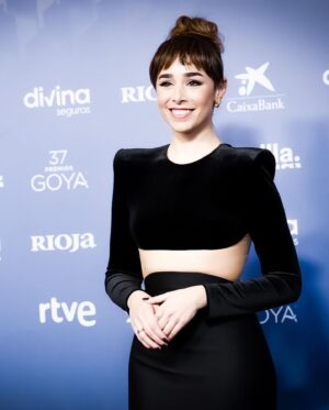 Candela Serrat Instagram - Goyas 37 Edición ✨ 

Qué Viva el Cine Español! 
 
Gracias @academiadecine por ser mucho más que solo esta noche, pero organizar esta velada para celebrar la gran fiesta de el cine español entre tantos amigos y tanto talento. 

Gracias @aliciaruedaatelier por prestarme la cremallera más querida del mundo. 
Y a un súper equipo @valytyplace @joyasvintage @lodishoes 
🧖🏻‍♀️ @marianebrera @beautyexpertlancome 
@robertosiguero @lancomeofficial @lorealspain @angelanavarroofi 
💆🏻‍♀️ @thebeautyconcept 
💅 @serendipia_creativenails 

@gestmusic @carlodursi @dypcomunicacion BRAVO! 👏

#quevivaelcineespañol #Goya2023 #happythankyoumoreplease

Ilustración de @dressbyyes 💥