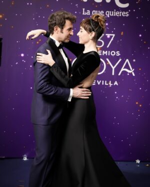 Candela Serrat Instagram - Goyas 37 Edición ✨ 

Qué Viva el Cine Español! 
 
Gracias @academiadecine por ser mucho más que solo esta noche, pero organizar esta velada para celebrar la gran fiesta de el cine español entre tantos amigos y tanto talento. 

Gracias @aliciaruedaatelier por prestarme la cremallera más querida del mundo. 
Y a un súper equipo @valytyplace @joyasvintage @lodishoes 
🧖🏻‍♀️ @marianebrera @beautyexpertlancome 
@robertosiguero @lancomeofficial @lorealspain @angelanavarroofi 
💆🏻‍♀️ @thebeautyconcept 
💅 @serendipia_creativenails 

@gestmusic @carlodursi @dypcomunicacion BRAVO! 👏

#quevivaelcineespañol #Goya2023 #happythankyoumoreplease

Ilustración de @dressbyyes 💥