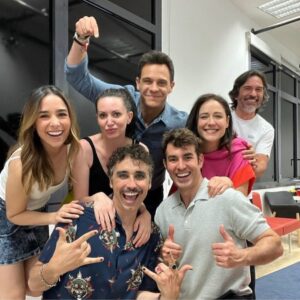 Candela Serrat Instagram - Felisss como una lechuguesa 🥬

Estos días en @25palabrastv han sido lo más, por las risas, por el equipo, por el trato y por la compañía. 

Gracias @telecincoes @galvezchristian @fenixmediaaudiovisual @guardiolarafa @mediasetcom  por todo ello, y gracias inmensas a mi amiga @lpinana por juntar a la pandilla como amuleto de la suerte. 
Feliz viaje amiga. Vas a estar excelsa ✨

@alexcallejac a por todas!

#dreamteam 
#happythankyoumoreplease 

🥻by @desigual @victoria_shoes @finallypress