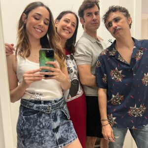 Candela Serrat Instagram - Felisss como una lechuguesa 🥬

Estos días en @25palabrastv han sido lo más, por las risas, por el equipo, por el trato y por la compañía. 

Gracias @telecincoes @galvezchristian @fenixmediaaudiovisual @guardiolarafa @mediasetcom  por todo ello, y gracias inmensas a mi amiga @lpinana por juntar a la pandilla como amuleto de la suerte. 
Feliz viaje amiga. Vas a estar excelsa ✨

@alexcallejac a por todas!

#dreamteam 
#happythankyoumoreplease 

🥻by @desigual @victoria_shoes @finallypress