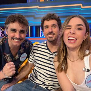 Candela Serrat Instagram - Felisss como una lechuguesa 🥬

Estos días en @25palabrastv han sido lo más, por las risas, por el equipo, por el trato y por la compañía. 

Gracias @telecincoes @galvezchristian @fenixmediaaudiovisual @guardiolarafa @mediasetcom  por todo ello, y gracias inmensas a mi amiga @lpinana por juntar a la pandilla como amuleto de la suerte. 
Feliz viaje amiga. Vas a estar excelsa ✨

@alexcallejac a por todas!

#dreamteam 
#happythankyoumoreplease 

🥻by @desigual @victoria_shoes @finallypress