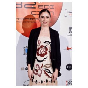 Candela Serrat Instagram - 🎭 32 edición de los premios de la @uniondeactores 🎭

Siempre es una buena noche la que podemos celebrar y apoyar a todos los amigos y compañeros. 
Y la más suertuda servidora, que se llevó el mejor premio a casa en un traje de rayas. 😏❤️‍🔥

Segunda piel para dos de @iscomingofficial_ @valytyplace @mdepaulet 🍬

#premiosuniondeactores #happythankyoumoreplease