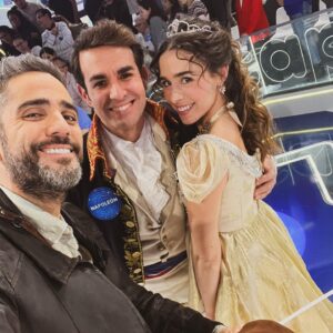 Candela Serrat Instagram - Josefina estuvo aquí 🫰🏻

La vida siendo literalmente un carnaval en @pasapalabra ✨🪅🪭🍬🪆

Gracias siempre @robertolealg y equipazo maravilla @atresmediacom 🤍🦋🍬🎪🎉

#happythankyoumoreplease