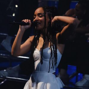 Candice Vernet Instagram - Je ne sais ne sais
Ne sais pas pourquoi 
On s’aime comme ça la “scène” et moi 🤍✨

📸 @au.picture et @lartcimportant 
Merci :)