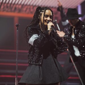 Candice Vernet Instagram - Je ne sais ne sais
Ne sais pas pourquoi 
On s’aime comme ça la “scène” et moi 🤍✨

📸 @au.picture et @lartcimportant 
Merci :)