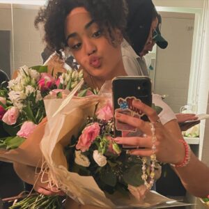 Candice Vernet Instagram - Ma vie en ce moment 🤍
1- être sur scène 
2-recevoir des fleurs 
3-être sur scène….avec intensité 
4-être moi 
5- être avec les plus beaux (Helena est si belle sur cette photo)
6- faire des vlogs 
7- être inspirée…♥️