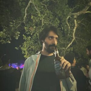 Caner Özyurtlu Instagram - Biz profesyonel modeller, poz verirken bu şekilde farklı farklı yerlere bakarak fotoğrafçıya alternatifler sunar(ız). #kendinehas  #filtresiz10yıl @kendinehasonline