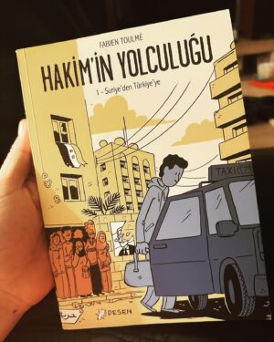 Caner Özyurtlu Instagram - Gündemden şiştim, buraya paralel evren açıyorum. Küfredecekseniz özele gelin, burası kitap kulübü:) Bu ay okuyup sevdiğim şeyleri bırakıyorum. Tek tek görüş yazmayayım. Sevmediklerimi hiç bulaştırmıyorum. Desen’in reklamı gibi olmuş ama denk geldi, Gergedan Kitabevi’ndeki Rüya Hanım’ın tavsiyesiyle okumaya başladım Fabien Toulme’yi, kendisine teşekkür ediyorum. Neler yazıyorum…