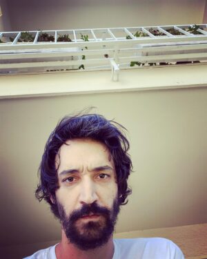 Caner Özyurtlu Instagram - Eski evde çektiğim son fotoğraf. Emine Hanım’ın balkonu.