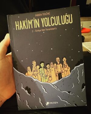 Caner Özyurtlu Instagram - Gündemden şiştim, buraya paralel evren açıyorum. Küfredecekseniz özele gelin, burası kitap kulübü:) Bu ay okuyup sevdiğim şeyleri bırakıyorum. Tek tek görüş yazmayayım. Sevmediklerimi hiç bulaştırmıyorum. Desen’in reklamı gibi olmuş ama denk geldi, Gergedan Kitabevi’ndeki Rüya Hanım’ın tavsiyesiyle okumaya başladım Fabien Toulme’yi, kendisine teşekkür ediyorum. Neler yazıyorum…