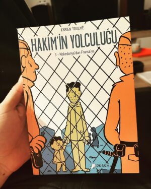 Caner Özyurtlu Instagram - Gündemden şiştim, buraya paralel evren açıyorum. Küfredecekseniz özele gelin, burası kitap kulübü:) Bu ay okuyup sevdiğim şeyleri bırakıyorum. Tek tek görüş yazmayayım. Sevmediklerimi hiç bulaştırmıyorum. Desen’in reklamı gibi olmuş ama denk geldi, Gergedan Kitabevi’ndeki Rüya Hanım’ın tavsiyesiyle okumaya başladım Fabien Toulme’yi, kendisine teşekkür ediyorum. Neler yazıyorum…