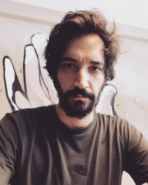 Caner Özyurtlu Instagram - Manyak gibi yeni bölüm çekiyoruz. Veba olsa stok tükenmez. Bir de saçımı ve sakalımın bir kısmını kestirdim. @neyseneofficial