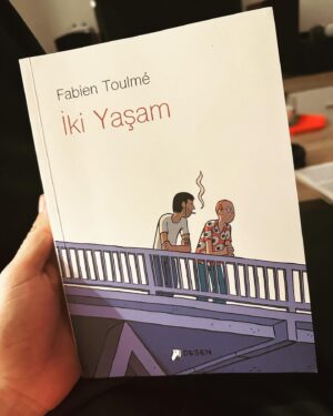 Caner Özyurtlu Instagram - Gündemden şiştim, buraya paralel evren açıyorum. Küfredecekseniz özele gelin, burası kitap kulübü:) Bu ay okuyup sevdiğim şeyleri bırakıyorum. Tek tek görüş yazmayayım. Sevmediklerimi hiç bulaştırmıyorum. Desen’in reklamı gibi olmuş ama denk geldi, Gergedan Kitabevi’ndeki Rüya Hanım’ın tavsiyesiyle okumaya başladım Fabien Toulme’yi, kendisine teşekkür ediyorum. Neler yazıyorum…