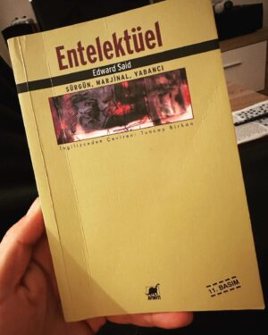 Caner Özyurtlu Instagram - Gündemden şiştim, buraya paralel evren açıyorum. Küfredecekseniz özele gelin, burası kitap kulübü:) Bu ay okuyup sevdiğim şeyleri bırakıyorum. Tek tek görüş yazmayayım. Sevmediklerimi hiç bulaştırmıyorum. Desen’in reklamı gibi olmuş ama denk geldi, Gergedan Kitabevi’ndeki Rüya Hanım’ın tavsiyesiyle okumaya başladım Fabien Toulme’yi, kendisine teşekkür ediyorum. Neler yazıyorum…