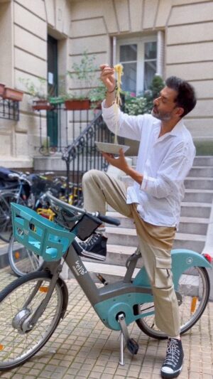 Cansel Elçin Instagram - Velib & spaghetti !! 🎥 by @alexandre_mehring .
.
.
#velib #velos #paris #lifestyle #men #menstyle #trend #pasta #spaghetti #spaghettis #cycle