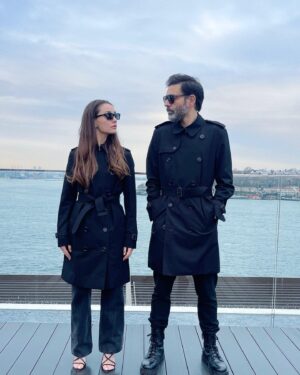 Cansel Elçin Instagram - Görevimiz tehlike 🖤🖤