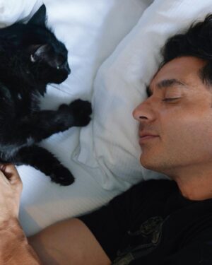 Cansel Elçin Instagram - We are in love. 🐈‍⬛😻🐈‍⬛😻