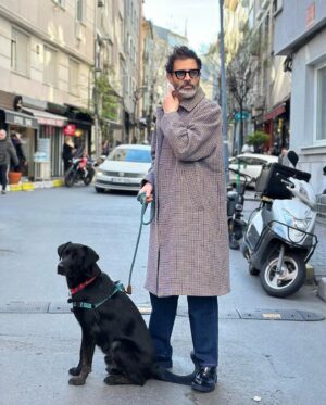Cansel Elçin Instagram - Tarzım şekil önümden çekil . 😂😂 #trend #menstyle #man #fashion #fashionstyle #style #istanbul #gecethedog shot by @ufukaltunkas