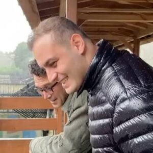 Cansu Fırıncı Instagram - Yaban hayatını koruma ve tedavi altındaki türlerin rehabilitasyonu için kurulan muazzam bir tesiste sevgili @burakmemisoglu büyük bir misafirperverlikle beni @parkofistanbul 'da ağırladı. Tesis yaban hayvanları için en ince ayrıntısına kadar düşünülerek tasarlanıp yapılandırılmış.
Ayrıca yetişkinler ve çocuklar için eğlence ve adrenalin parkurlarıyla oldukça renkli bir atmosfer size eşlik ediyor.
Dilerseniz yalnız, dilerseniz arkadaş gruplarınızla tüm gününüzü geçirebileceğiniz bir ortam. Çocuklu aileler içinse gerçekten büyük şans.
@poirestaurantcafe 'nin lezzetlerine de değinmeden olmaz. Prensip gereği yemek fotoğrafı paylaşmadığım için bu lezzet şöleninden sadece bahsetmekle yetiniyorum.
Uğrak mekânlarımın baş sırasına burayı yazdım. Vakit kaybetmeden gidin ve tadını çıkarın.