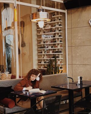Cansu Türedi Instagram - biraz yazıyor, biraz okuyor, biraz dinliyor ve sesimizi yükseltiyoruz, böyle hayatta kalıyoruz. 🍃