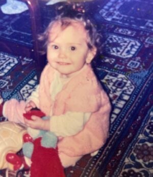 Cansu Türedi Instagram - Kasım: kış, evet. 🤭 fotoğraftakiler bebekken beşiğimin üstünde dönen dönme dolaplar. dönme dolaplardan hazetmem. bir yükselip, bir alçalan sağı solu belli olmayan makinelerdir onlar. ne zaman duracağını, ne zaman hareket alacağını bilemezsin. bir kabinde oturan tek bir insanın karar mercii olması kabul edilir bir şey gibi gelmez bana, ben daha çok çarpışan arabaların, çarpışmaların, “bi anda” ların insanıyım. bendeki de böyle bir anlatma telaşı işte, doğumum yıl dönüyor, 27 ya da 72 geride kalıyor, Didem gibi anlatarak bitiriyorum hayatımı. bir hayatla başka ne yapılır, bilmiyorum. bir şeyler biliyorum da, onlar da bazen işime gelmiyor. 😌🤷🏼‍♀️