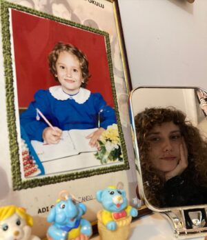 Cansu Türedi Instagram - Kasım: kış, evet. 🤭 fotoğraftakiler bebekken beşiğimin üstünde dönen dönme dolaplar. dönme dolaplardan hazetmem. bir yükselip, bir alçalan sağı solu belli olmayan makinelerdir onlar. ne zaman duracağını, ne zaman hareket alacağını bilemezsin. bir kabinde oturan tek bir insanın karar mercii olması kabul edilir bir şey gibi gelmez bana, ben daha çok çarpışan arabaların, çarpışmaların, “bi anda” ların insanıyım. bendeki de böyle bir anlatma telaşı işte, doğumum yıl dönüyor, 27 ya da 72 geride kalıyor, Didem gibi anlatarak bitiriyorum hayatımı. bir hayatla başka ne yapılır, bilmiyorum. bir şeyler biliyorum da, onlar da bazen işime gelmiyor. 😌🤷🏼‍♀️