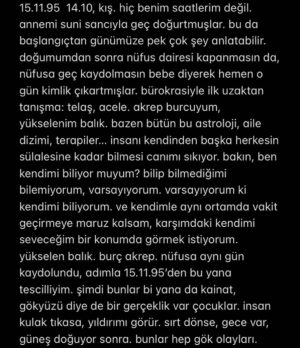 Cansu Türedi Instagram - Kasım: kış, evet. 🤭 fotoğraftakiler bebekken beşiğimin üstünde dönen dönme dolaplar. dönme dolaplardan hazetmem. bir yükselip, bir alçalan sağı solu belli olmayan makinelerdir onlar. ne zaman duracağını, ne zaman hareket alacağını bilemezsin. bir kabinde oturan tek bir insanın karar mercii olması kabul edilir bir şey gibi gelmez bana, ben daha çok çarpışan arabaların, çarpışmaların, “bi anda” ların insanıyım. bendeki de böyle bir anlatma telaşı işte, doğumum yıl dönüyor, 27 ya da 72 geride kalıyor, Didem gibi anlatarak bitiriyorum hayatımı. bir hayatla başka ne yapılır, bilmiyorum. bir şeyler biliyorum da, onlar da bazen işime gelmiyor. 😌🤷🏼‍♀️