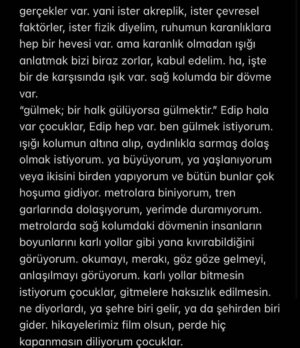 Cansu Türedi Instagram - Kasım: kış, evet. 🤭 fotoğraftakiler bebekken beşiğimin üstünde dönen dönme dolaplar. dönme dolaplardan hazetmem. bir yükselip, bir alçalan sağı solu belli olmayan makinelerdir onlar. ne zaman duracağını, ne zaman hareket alacağını bilemezsin. bir kabinde oturan tek bir insanın karar mercii olması kabul edilir bir şey gibi gelmez bana, ben daha çok çarpışan arabaların, çarpışmaların, “bi anda” ların insanıyım. bendeki de böyle bir anlatma telaşı işte, doğumum yıl dönüyor, 27 ya da 72 geride kalıyor, Didem gibi anlatarak bitiriyorum hayatımı. bir hayatla başka ne yapılır, bilmiyorum. bir şeyler biliyorum da, onlar da bazen işime gelmiyor. 😌🤷🏼‍♀️
