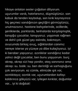 Cansu Türedi Instagram - Kasım: kış, evet. 🤭 fotoğraftakiler bebekken beşiğimin üstünde dönen dönme dolaplar. dönme dolaplardan hazetmem. bir yükselip, bir alçalan sağı solu belli olmayan makinelerdir onlar. ne zaman duracağını, ne zaman hareket alacağını bilemezsin. bir kabinde oturan tek bir insanın karar mercii olması kabul edilir bir şey gibi gelmez bana, ben daha çok çarpışan arabaların, çarpışmaların, “bi anda” ların insanıyım. bendeki de böyle bir anlatma telaşı işte, doğumum yıl dönüyor, 27 ya da 72 geride kalıyor, Didem gibi anlatarak bitiriyorum hayatımı. bir hayatla başka ne yapılır, bilmiyorum. bir şeyler biliyorum da, onlar da bazen işime gelmiyor. 😌🤷🏼‍♀️