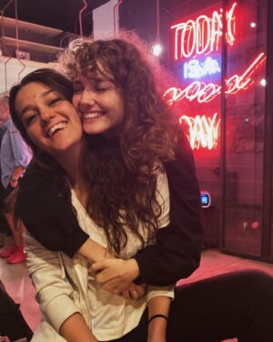 Cansu Türedi Instagram - bir akşamüstü çat kapı gelmelere sofra kurulmasıyla, gecenin bir vakti kasılan karnımızla, avuç içlerimizi bastığımız halıdan kalkamamayla -çünkü gülmek de insanı navakt edebilir, neden olmasın- alnımızın zemine teması ve gülerken yaşaran gözlerin birkaç saat sonra ağırlık, kasvet, çaresizlik, umutvar kederi ne koyuyorsanız adını onunla dolmasıyla… 
bizi ağlatacak, “şimdiki aklımla orada olsaydım” dediğimiz o hikayelere gerçekten de gözümüzle ya da kalbimizle ağlarken bile dönüp baktığımızda gülenecek bir şeyler buluyoruz ya, “biz bunları yalın ayak üstlerine basa basa geçerken, bu kadar acı olduğunu umursamamışız ki, şimdi veya gelecekte her neyin içinde sıkışmış, büzüşmüş ve ezilmiş hissediyorsak, biliyorum geçecek. ve güleceğiz. yine. avurtlarımızı sıkıştırdığımız parmaklarımızla yerleri tokatlayarak…” diyorum. bunu şimdi diyorum, sonra da okur da hatırlarız diye, dijital günlüğe bu fotoğrafla iliştiriyorum. 30.01.2023, hatırlayınca bütün duyguları aynı anda minnetle anarız diye de aynı zamanda. bir sonraki kadehleri, şişeleri ya da sadece ellerimizi şeffaflığa, ikna olmaya, isyana, gurura, güvene ve en çok da berrak sevgiye kaldıralım. seni çok seviyorum, canım Afife Jale’m. 🌹
orada da yazıyor, bak. today is a good day. and it gonna be.