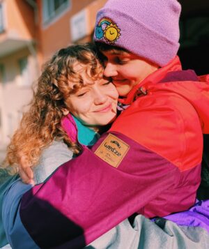 Cansu Türedi Instagram - …gidelim buradan. senin masumiyetini, 
bilgelik zamanlarından kalma sırları, 
dünyanın bütün sabahlarını yanımıza alıp da gidelim. hesap etmeden, haritaya bakmadan gidelim. ölelim diyecektim az kalsın. ölmeyelim. hiç ölmeyelim…