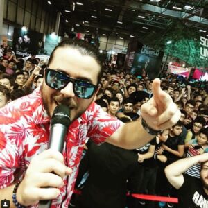 Cantuğ Özsoy Instagram - Selam, benim aşk üçgenim kedim, sizlerle kurduğumuz bu aile ve saçlarım. Sizin aşk üçgeniniz nelerden oluşuyor? Siz de aşk üçgeninizi oluşturan 3 vazgeçilmezinizi  Instagram hesabınızda #AşkÜçgenim #NokiaMobile hashtaglerini de ekleyerek benim gibi 3 karede paylaşın, Nokia 8 kazanma şansı yakalayın (Hesabınız gizli olmasın) Merak ettiğiniz sorular olursa askucgenim.com’u ziyaret edebilirsiniz. Kazanan isim yine askucgenim.com’da  #Nokia8 #Android #Zeiss #ad @nokiamobile