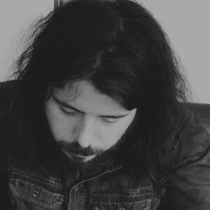 Cantuğ Özsoy Instagram - Selam, benim aşk üçgenim kedim, sizlerle kurduğumuz bu aile ve saçlarım. Sizin aşk üçgeniniz nelerden oluşuyor? Siz de aşk üçgeninizi oluşturan 3 vazgeçilmezinizi  Instagram hesabınızda #AşkÜçgenim #NokiaMobile hashtaglerini de ekleyerek benim gibi 3 karede paylaşın, Nokia 8 kazanma şansı yakalayın (Hesabınız gizli olmasın) Merak ettiğiniz sorular olursa askucgenim.com’u ziyaret edebilirsiniz. Kazanan isim yine askucgenim.com’da  #Nokia8 #Android #Zeiss #ad @nokiamobile