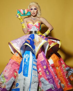 Captivating Katkat Instagram - RUduce RUuse RUcycle
Wearing a recycled materials from my pet food sacks

Gown created @robertmg
Hair @francinehairextension
Assisted @captivateamkatkat 
Photography @jagger_studios