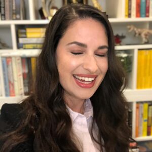 Cara Santa Maria Instagram - The road to a decent selfie. Does anyone else do this? 🤣
.
Just finished filming an epic conversation with theoretical physicist Brian Greene for @paramountaustin. More details soon!

#selfie #yayforgoodlighting #bookshelfporn #physics #science #meaning #truth #knowledge #talknerdy