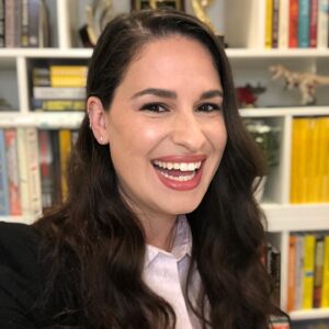 Cara Santa Maria Instagram - The road to a decent selfie. Does anyone else do this? 🤣
.
Just finished filming an epic conversation with theoretical physicist Brian Greene for @paramountaustin. More details soon!

#selfie #yayforgoodlighting #bookshelfporn #physics #science #meaning #truth #knowledge #talknerdy