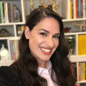 Cara Santa Maria Instagram - The road to a decent selfie. Does anyone else do this? 🤣
.
Just finished filming an epic conversation with theoretical physicist Brian Greene for @paramountaustin. More details soon!

#selfie #yayforgoodlighting #bookshelfporn #physics #science #meaning #truth #knowledge #talknerdy