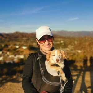 Cara Santa Maria Instagram - First hike of 2021 😍
.
(Killer gets too tired on the way back so he goes in the doggo 🎒)