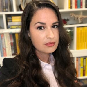 Cara Santa Maria Instagram - The road to a decent selfie. Does anyone else do this? 🤣
.
Just finished filming an epic conversation with theoretical physicist Brian Greene for @paramountaustin. More details soon!

#selfie #yayforgoodlighting #bookshelfporn #physics #science #meaning #truth #knowledge #talknerdy