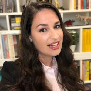 Cara Santa Maria Instagram - The road to a decent selfie. Does anyone else do this? 🤣
.
Just finished filming an epic conversation with theoretical physicist Brian Greene for @paramountaustin. More details soon!

#selfie #yayforgoodlighting #bookshelfporn #physics #science #meaning #truth #knowledge #talknerdy