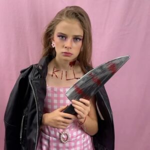 Carina Battrick Instagram - And Finally-halloween barbie-is here! Supplies are limited 😉.
.
.
.

#barbiemovie #pink #carinabattrick #blond #blondehair #blueeyes #margot #masgotrobbie #blond #robbie #barbieworld #barbiepink #halloween #halloween2023 #costume #dressup #horrormovies #horror #knife #scary #carolinecross #mattel
