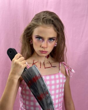 Carina Battrick Instagram - And Finally-halloween barbie-is here! Supplies are limited 😉.
.
.
.

#barbiemovie #pink #carinabattrick #blond #blondehair #blueeyes #margot #masgotrobbie #blond #robbie #barbieworld #barbiepink #halloween #halloween2023 #costume #dressup #horrormovies #horror #knife #scary #carolinecross #mattel