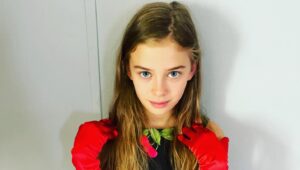 Carina Battrick Instagram - Are you my real mommy?🥰thank you for being such an amazing and supportive scene partner. I just had so much fun 🤩 acting with you and seeing your magic
.
.
.

.
#chucky #chuckydoll #carinabattrick #chuckytvseries #usanetwork #syfy  #wannaplay  #horror #classichorror #donmancini #iamchucky #childsplay #iliketobehugged #chuckyisreal #caroline #carolinechucky #carolinecross #caroline #mybestfriend #friend #iwantchucky #chuckyseason2 #wannapray #christmas #chuckychristmas #tiffanyvalentine #jennifertilly #tiffany