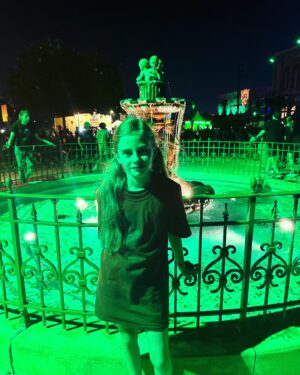 Carina Battrick Instagram - Take me back! 
A few months ago I had the privilege to attend Universal Horror Nights at Universal Studios Orlando! It was an absolutely incredible experience and I even go to visit my best friend until the end! 
Put it on your list of must things to do in 2024! Mandatory for any horror fans! Who know who will be there next year? Any guesses or wishes?
.
.
#chucky #universal #universalstudios #universalstudiosorlando #horrormovies #horrornights #universalhorrornights #halloween